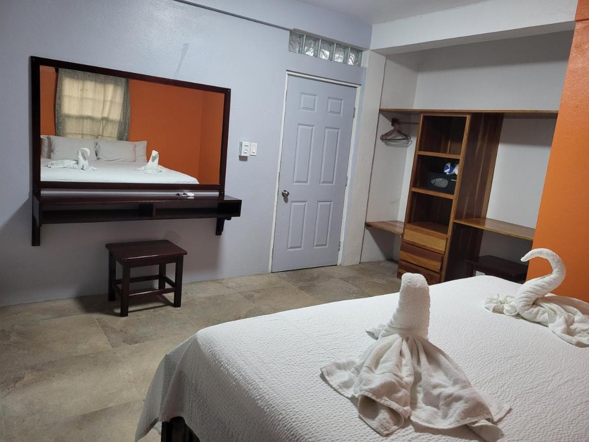 Rachel Land Apartment Caye Caulker Bagian luar foto